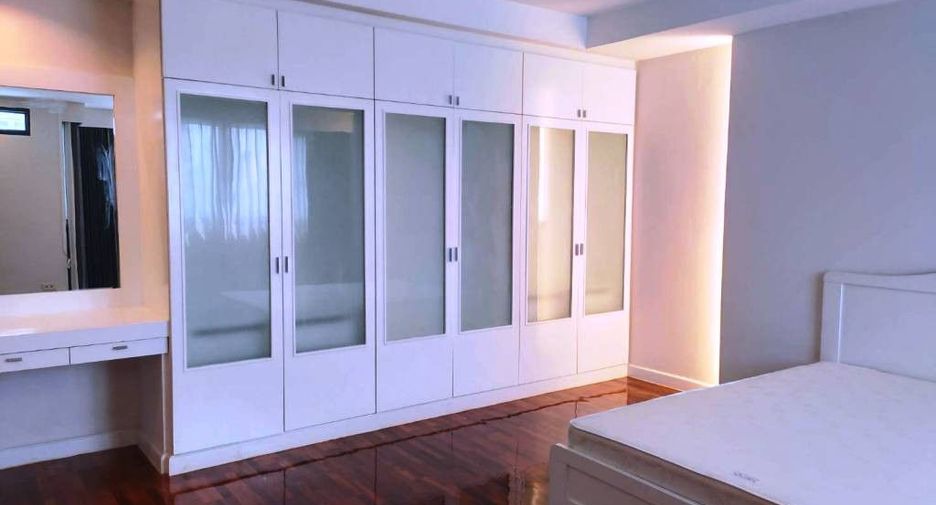For rent 4 bedrooms condo in Khlong Toei, Bangkok