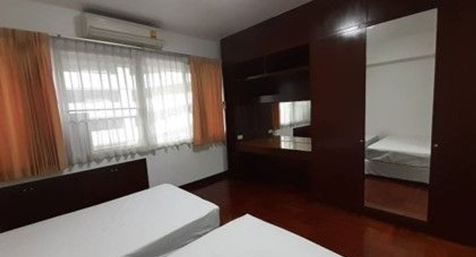 For rent 3 bedrooms condo in Khlong Toei, Bangkok