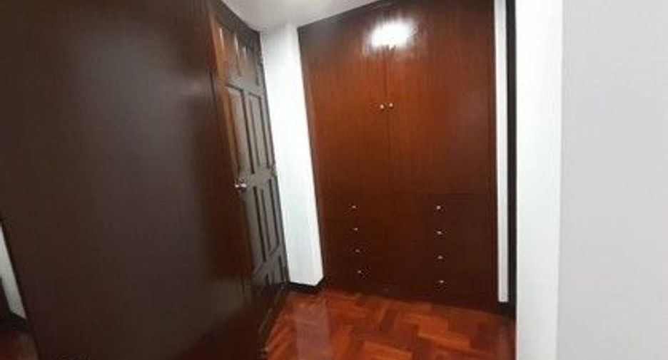 For rent 3 bedrooms condo in Khlong Toei, Bangkok