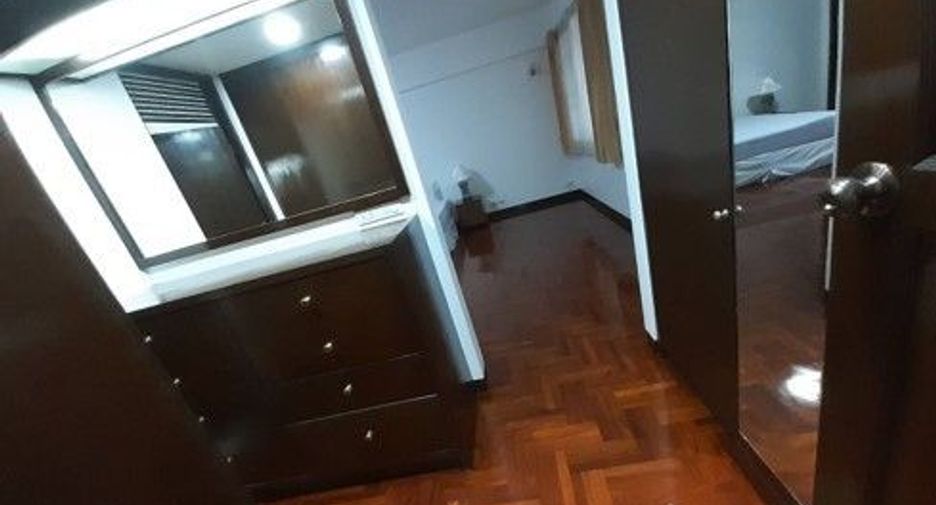 For rent 3 bedrooms condo in Khlong Toei, Bangkok