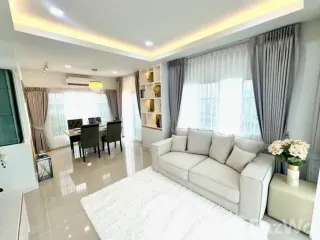 Casa en alquiler de 4 habitaciones en Mueang Samut Prakan, Samut Prakan
