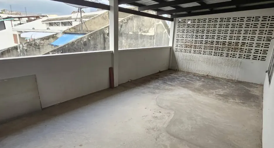 For rent 2 bedrooms townhouse in Watthana, Bangkok