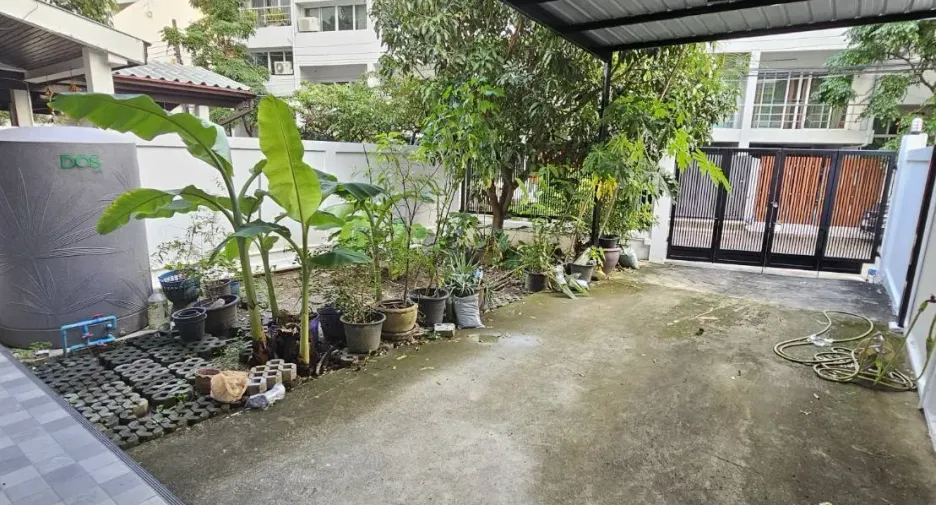For rent 2 bedrooms townhouse in Watthana, Bangkok