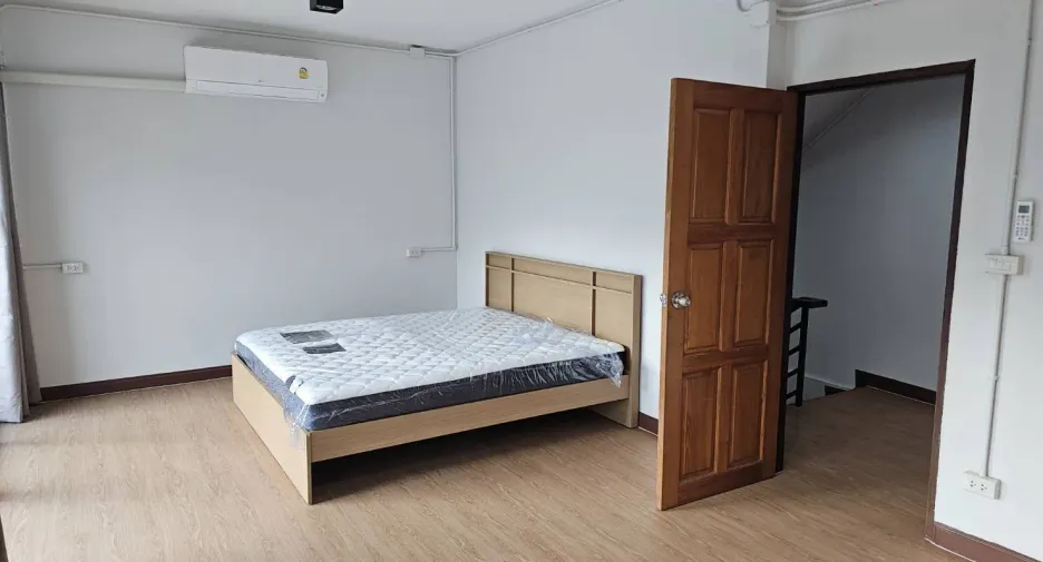For rent 2 bedrooms townhouse in Watthana, Bangkok