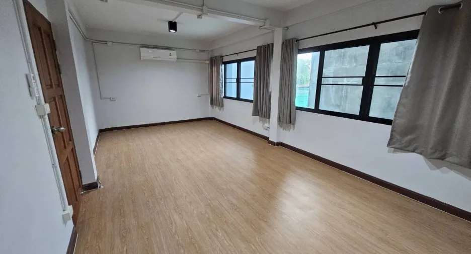 For rent 2 bedrooms townhouse in Watthana, Bangkok