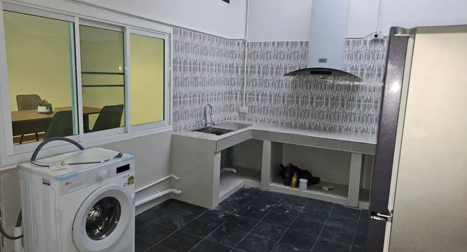 For rent 2 bedrooms townhouse in Watthana, Bangkok