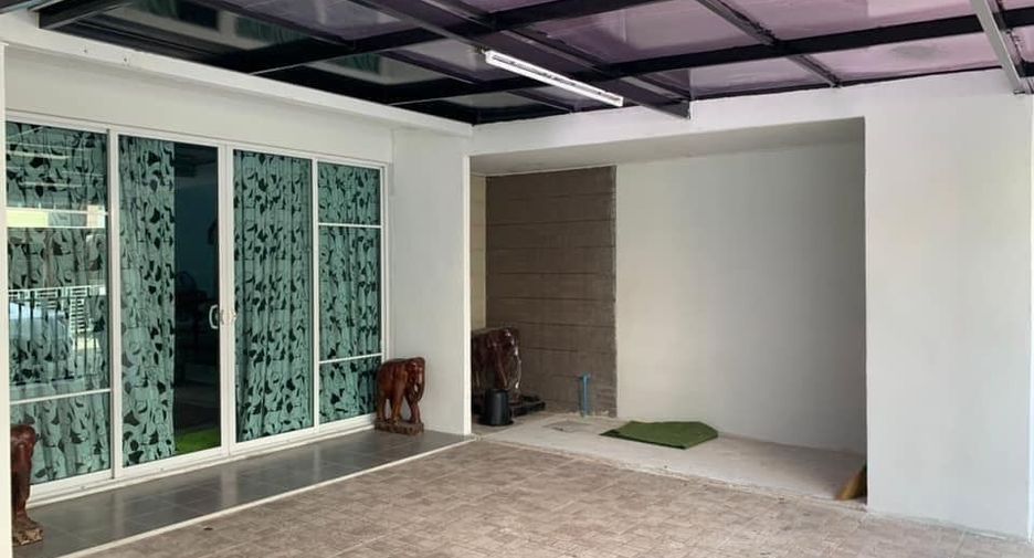For rent 3 bedrooms townhouse in Bueng Kum, Bangkok