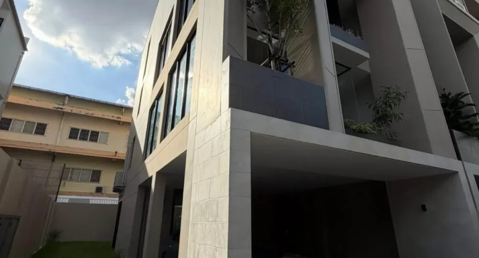 For rent 6 bedrooms townhouse in Lat Phrao, Bangkok