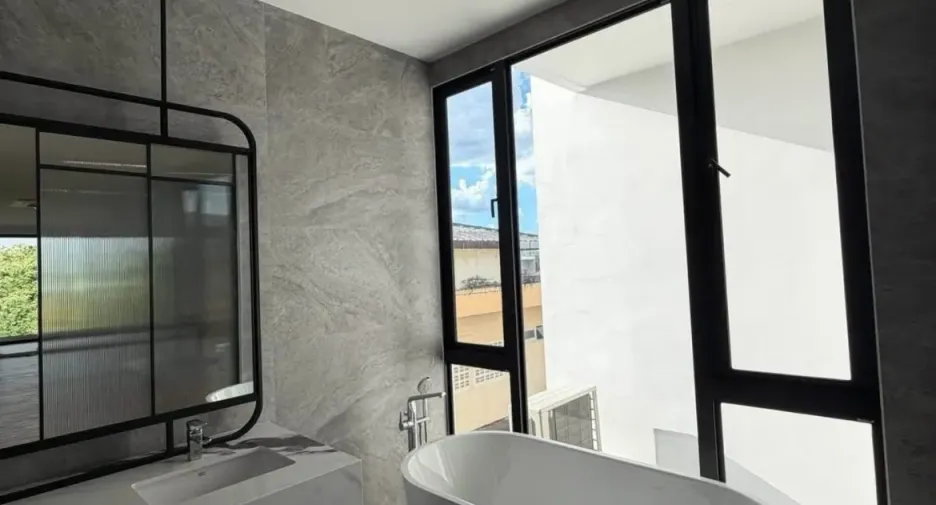 For rent 6 bedrooms townhouse in Lat Phrao, Bangkok