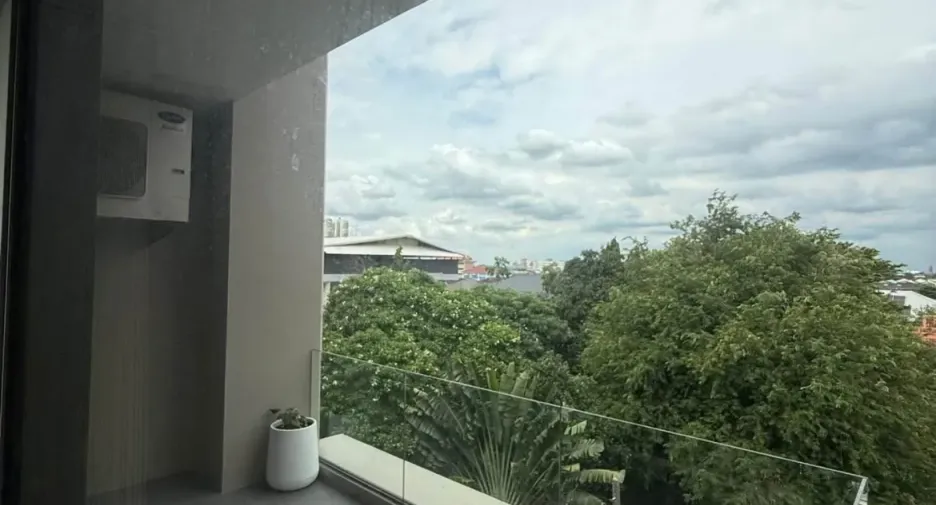 For rent 6 bedrooms townhouse in Lat Phrao, Bangkok