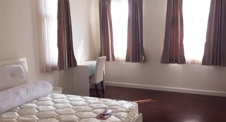 For rent 3 bedrooms townhouse in Watthana, Bangkok