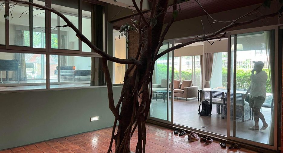 For rent 2 bedrooms apartment in Khlong Toei, Bangkok