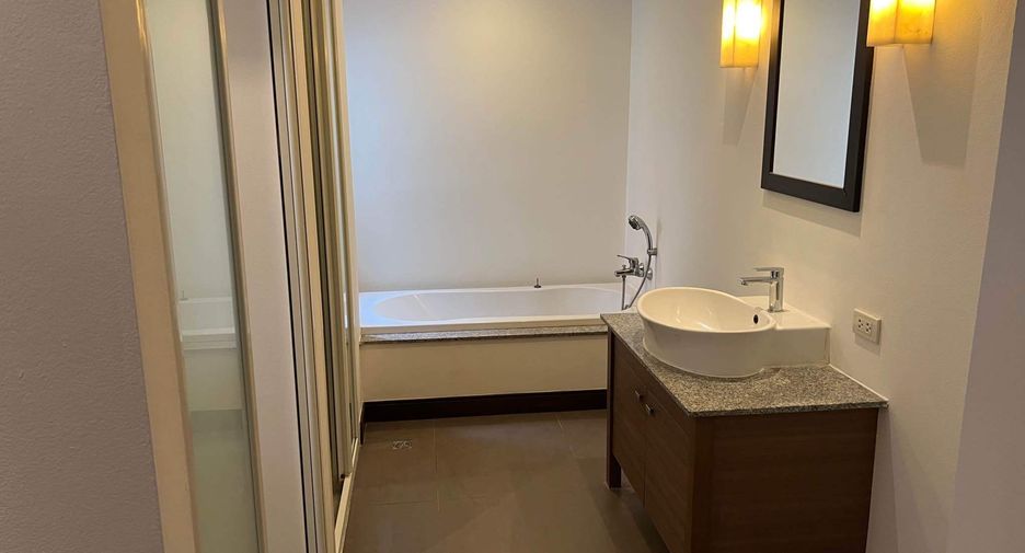 For rent 2 bedrooms apartment in Khlong Toei, Bangkok
