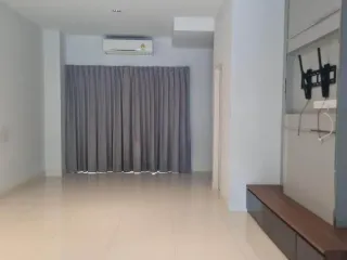 Casa adosada en alquiler de 3 habitaciones en Sai Mai, Bangkok