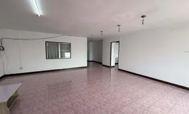 For rent 2 bedrooms condo in Din Daeng, Bangkok