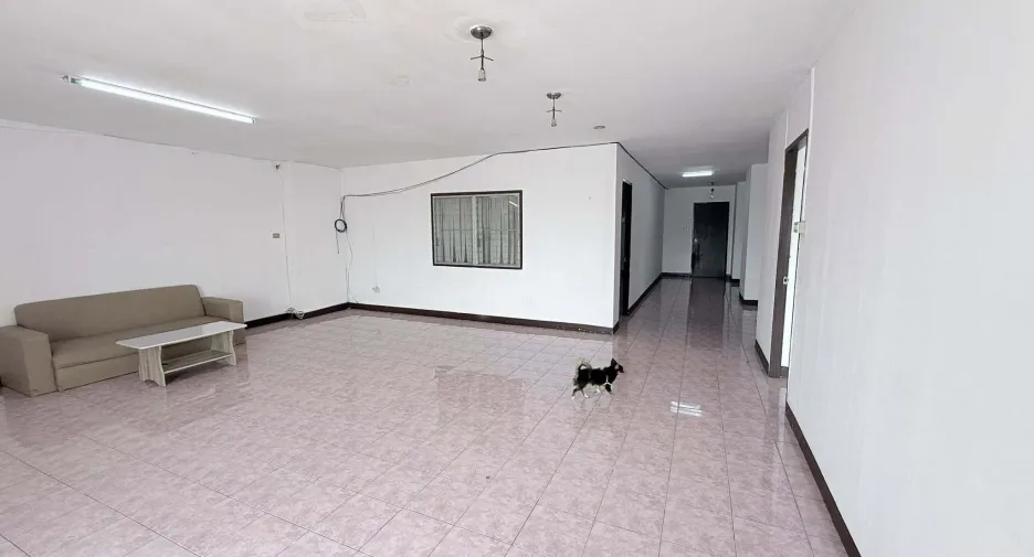 For rent 2 bedrooms condo in Din Daeng, Bangkok