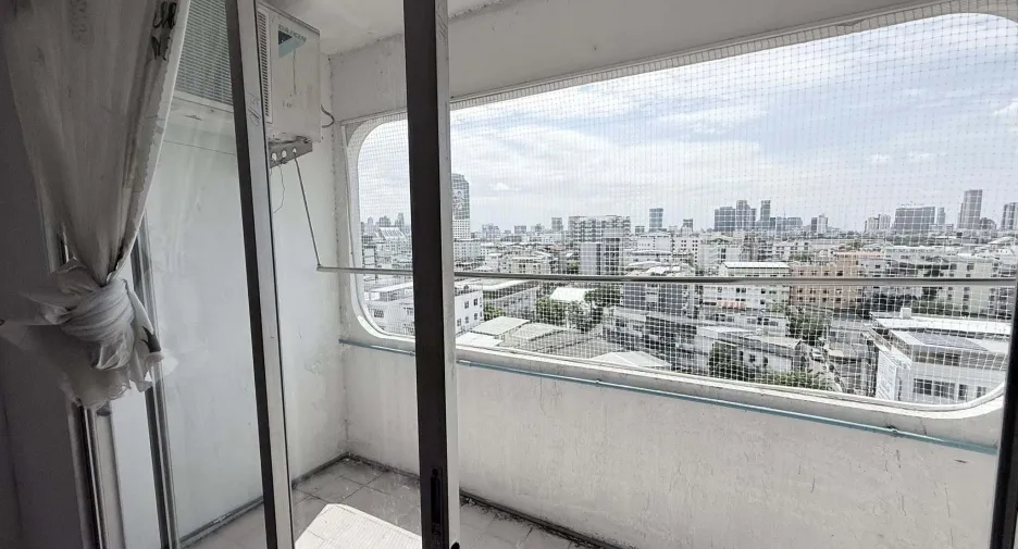 For rent 2 bedrooms condo in Din Daeng, Bangkok