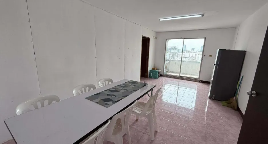 For rent 2 bedrooms condo in Din Daeng, Bangkok