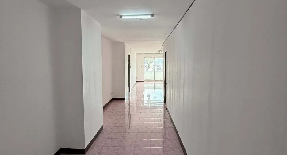 For rent 2 bedrooms condo in Din Daeng, Bangkok