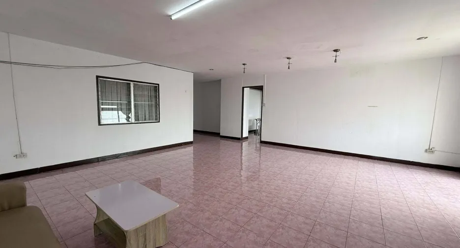 For rent 2 bedrooms condo in Din Daeng, Bangkok