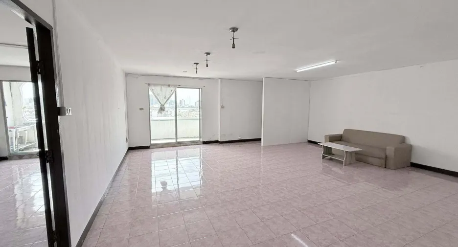 For rent 2 bedrooms condo in Din Daeng, Bangkok