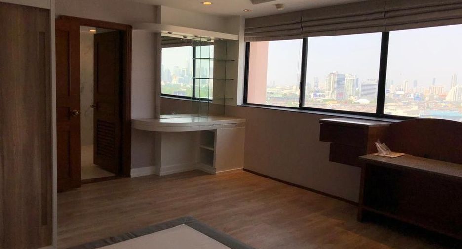 For rent 3 bedrooms condo in Khlong Toei, Bangkok