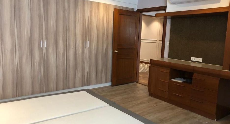 For rent 3 bedrooms condo in Khlong Toei, Bangkok