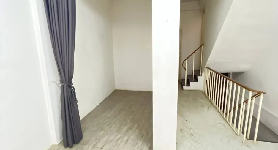For rent 4 bedrooms retail Space in Yan Nawa, Bangkok