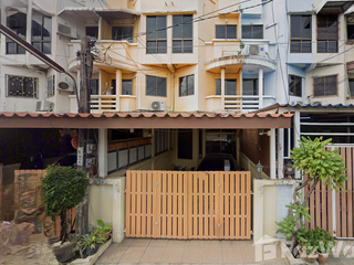 For rent 4 bedrooms townhouse in Lat Phrao, Bangkok