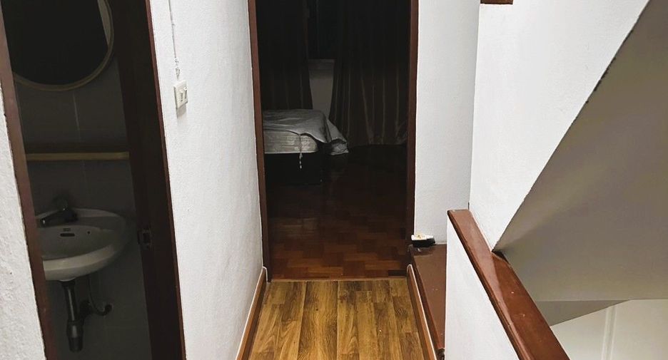 For rent 4 bedrooms townhouse in Lat Phrao, Bangkok