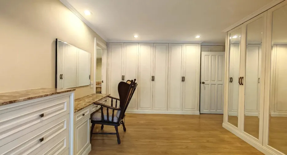 For rent 2 bedrooms condo in Pathum Wan, Bangkok