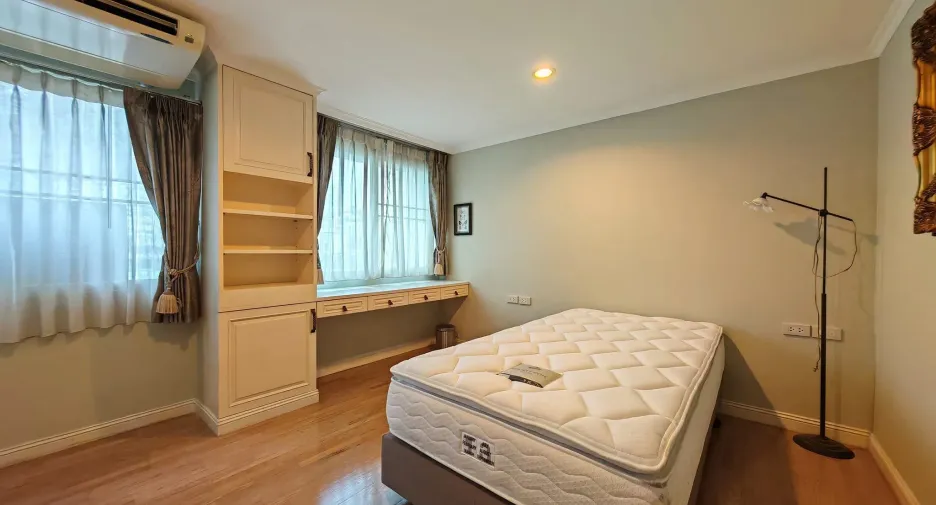 For rent 2 bedrooms condo in Pathum Wan, Bangkok