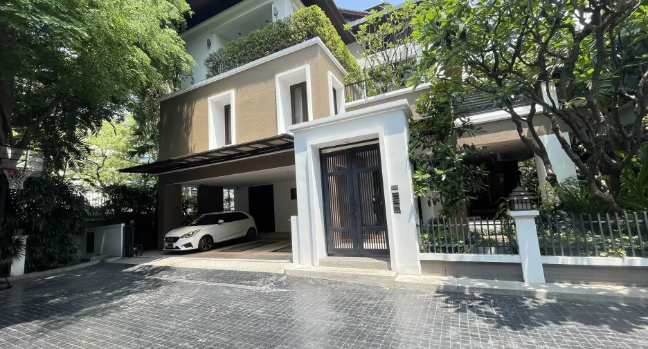À louer 4 chambres maison à Khlong Toei, Bangkok