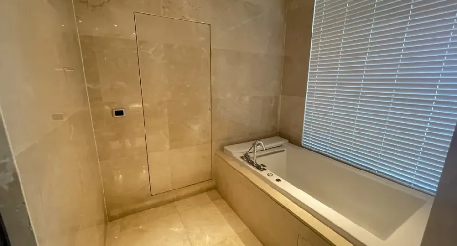 Condo en alquiler de 3 habitaciones en Khlong Toei, Bangkok