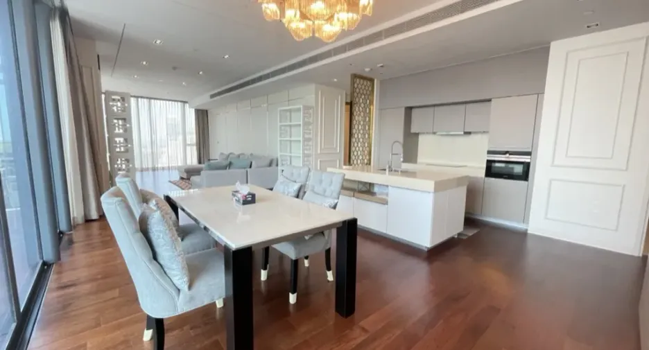 Condo en alquiler de 3 habitaciones en Khlong Toei, Bangkok