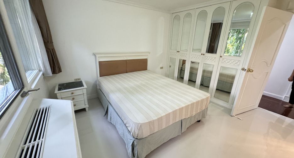 For rent 3 bedrooms apartment in Khlong Toei, Bangkok
