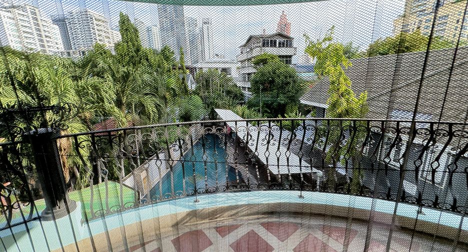 For rent 3 bedrooms apartment in Khlong Toei, Bangkok