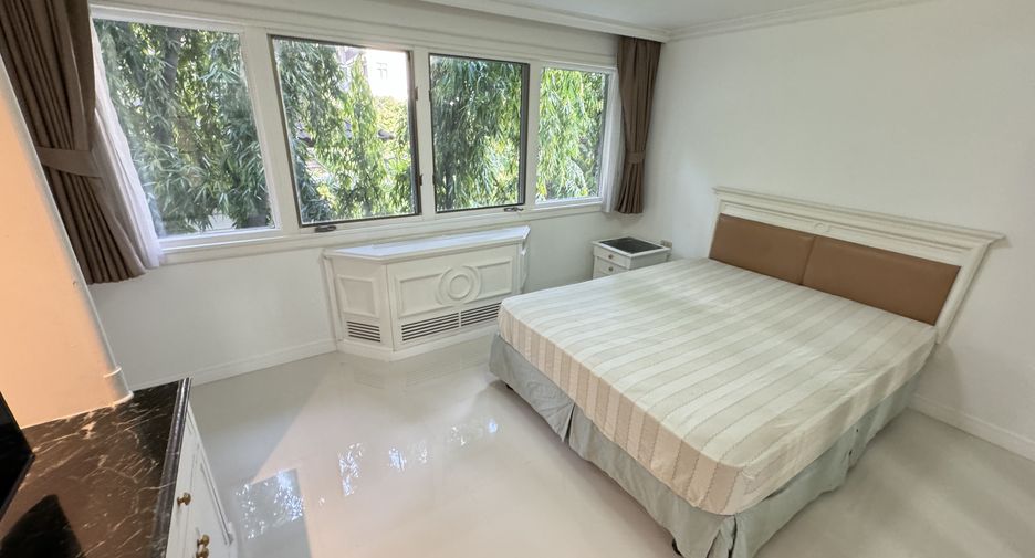 For rent 3 bedrooms apartment in Khlong Toei, Bangkok