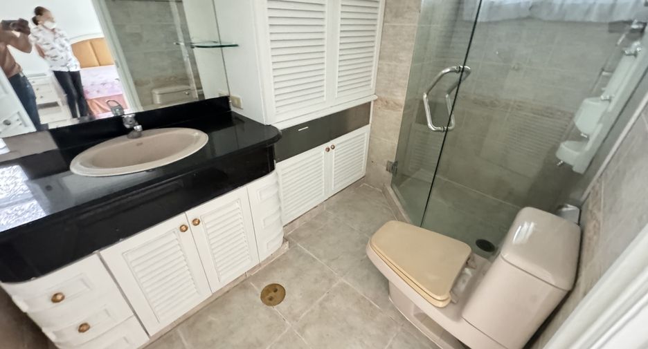 For rent 3 bedrooms apartment in Khlong Toei, Bangkok