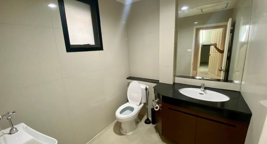 For rent 4 bedrooms villa in Khlong Toei, Bangkok