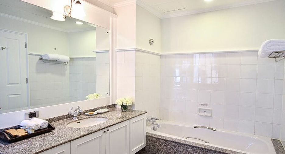 For rent 2 bedrooms condo in Pathum Wan, Bangkok