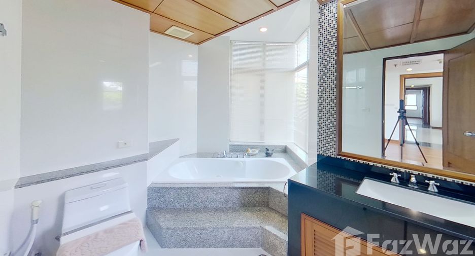 For rent 3 bedrooms condo in Sathon, Bangkok
