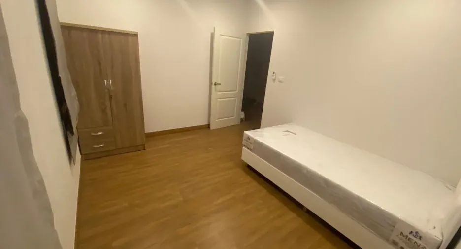 À louer 4 chambres maison à Bang Khun Thian, Bangkok