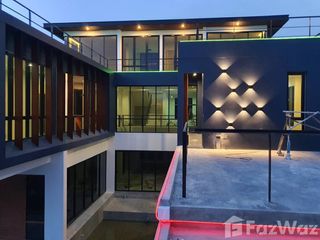Haus zur Miete mit 5 Zimmer in Phra Khanong, Bangkok