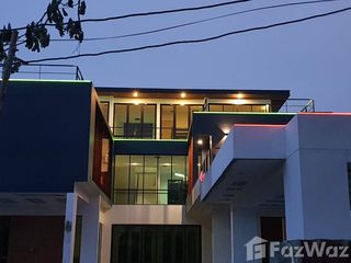 Haus zur Miete mit 5 Zimmer in Phra Khanong, Bangkok