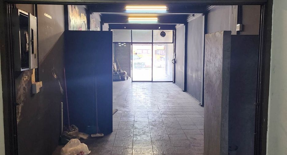 For rent 3 bedrooms retail Space in Khlong Toei, Bangkok