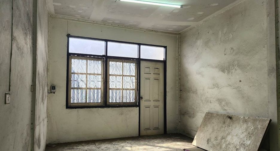 For rent 3 bedrooms retail Space in Khlong Toei, Bangkok