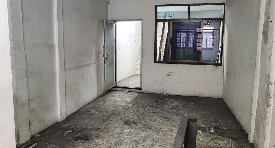 For rent 3 bedrooms retail Space in Khlong Toei, Bangkok