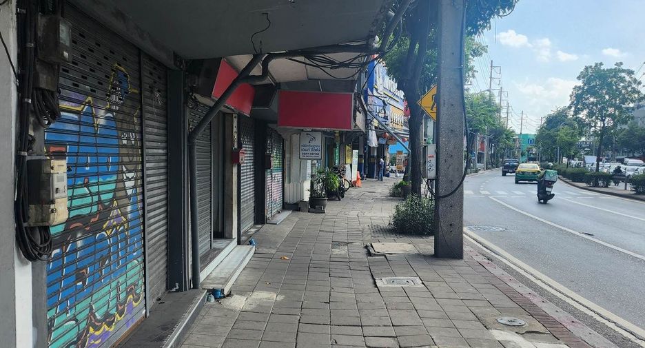For rent 3 bedrooms retail Space in Khlong Toei, Bangkok