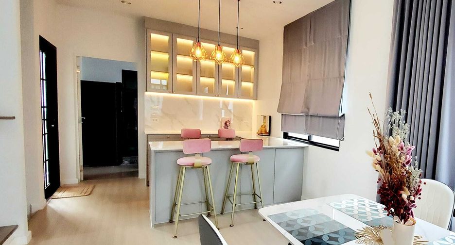 Casa en alquiler de 3 habitaciones en Lat Krabang, Bangkok